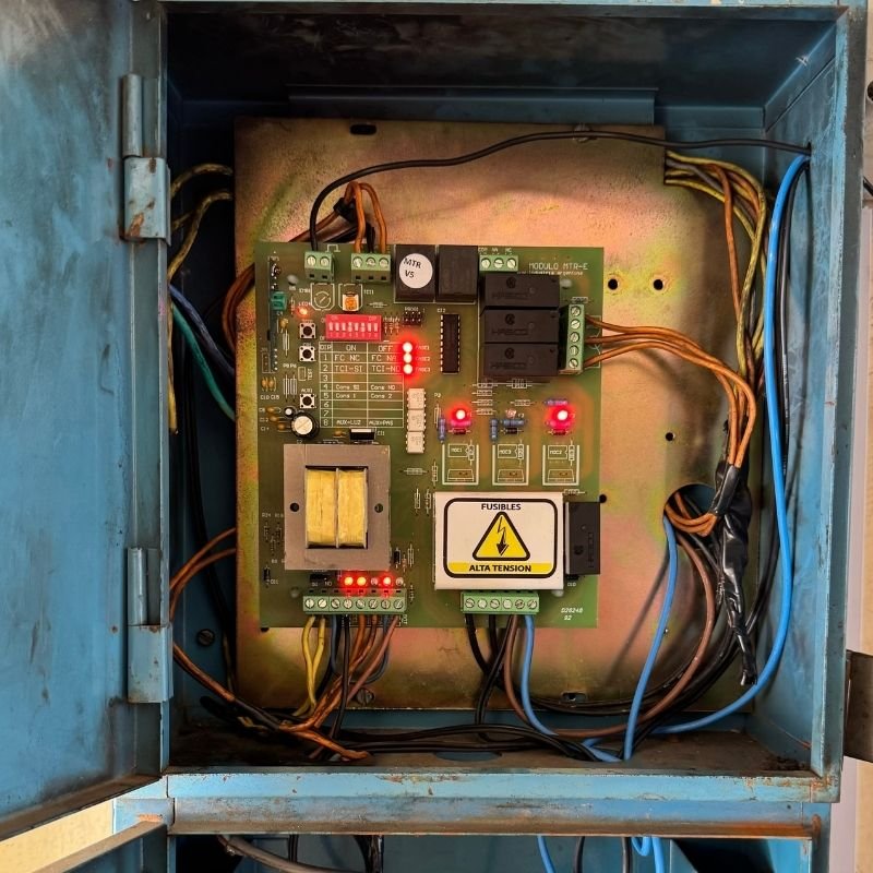 Cambio de sistema de automatización en portón trifásico. Sustitución de un sistema de automatización antiguo con contactores y relés en un portón trifásico. Se instaló una nueva placa trifásica con componentes integrados, junto con el cambio y configuración de controles y sensores. Trabajo realizado por HERREELEC.